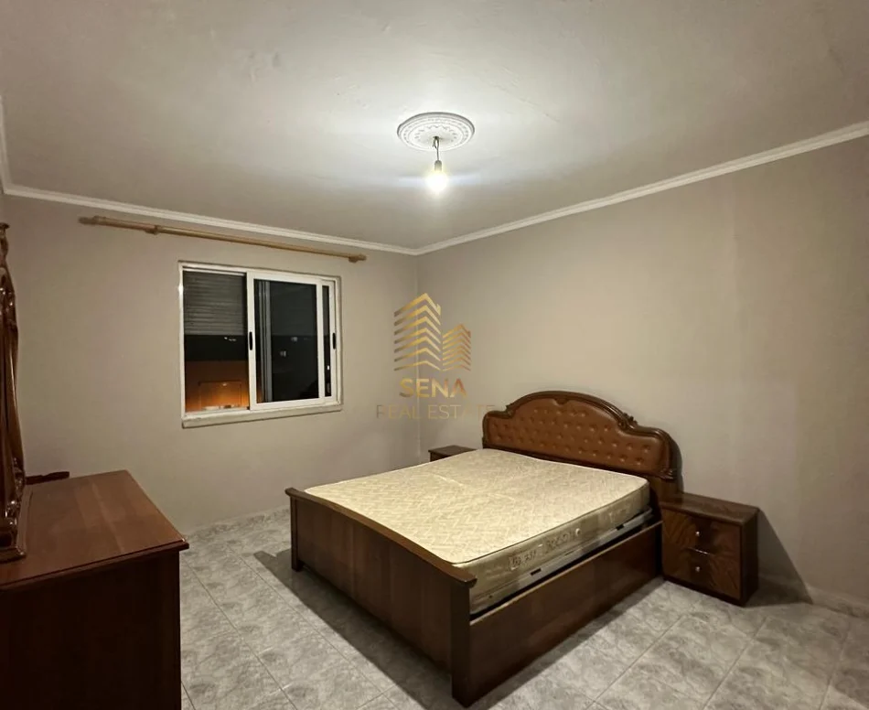 Tirane, jepet me qera apartament 1+1 Kati 4, 65 m² 450 € (Laprake)