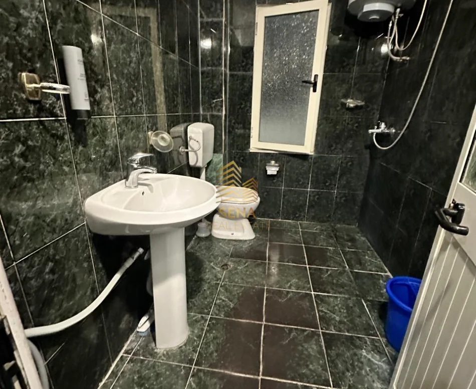 Tirane, jepet me qera apartament 1+1 Kati 4, 65 m² 450 € (Laprake)