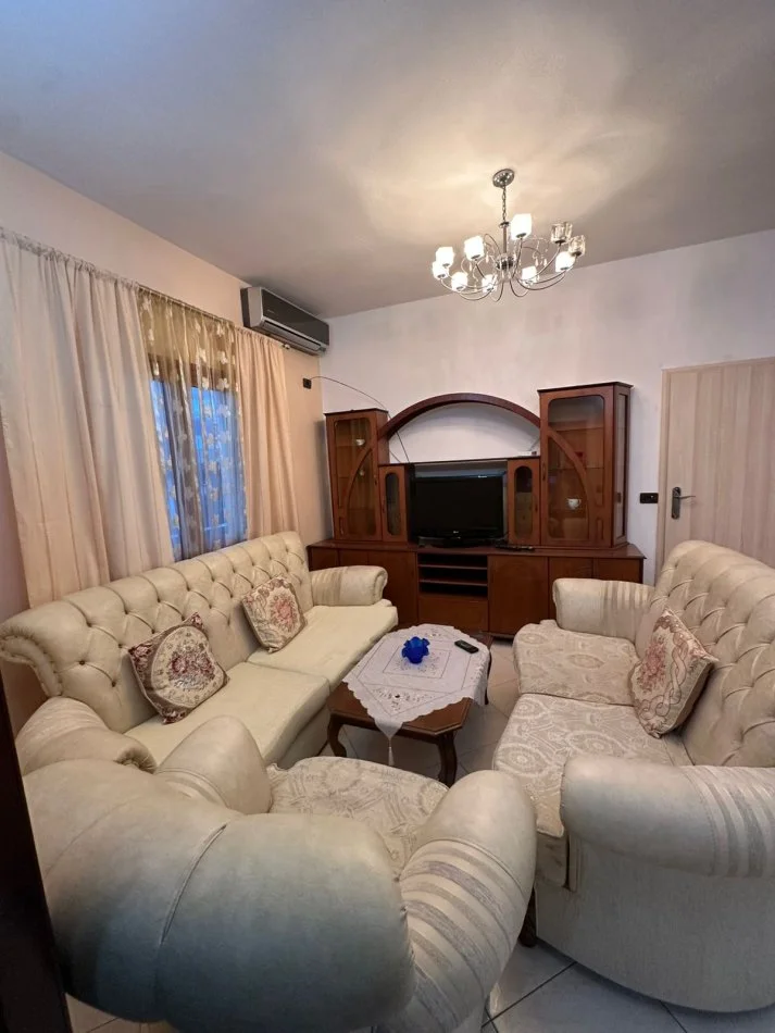Tirane, jepet me qera Vile 2+1+Aneks+Ballkon , 90 m² 450 € (Rrethi i Shkozes)