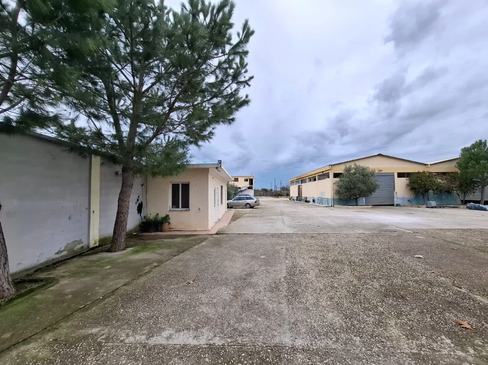 Vlore, shitet magazine Kati 0, 7.000 m² 500.000 € (Novosele, Vlore)