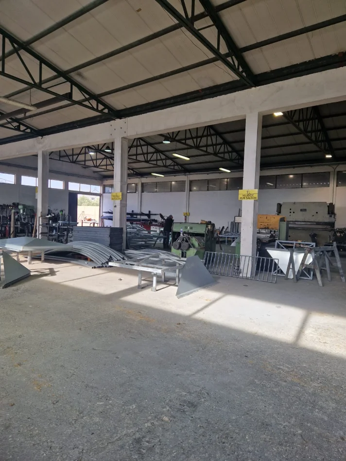 Vlore, shitet magazine Kati 0, 7.000 m² 500.000 € (Novosele, Vlore)