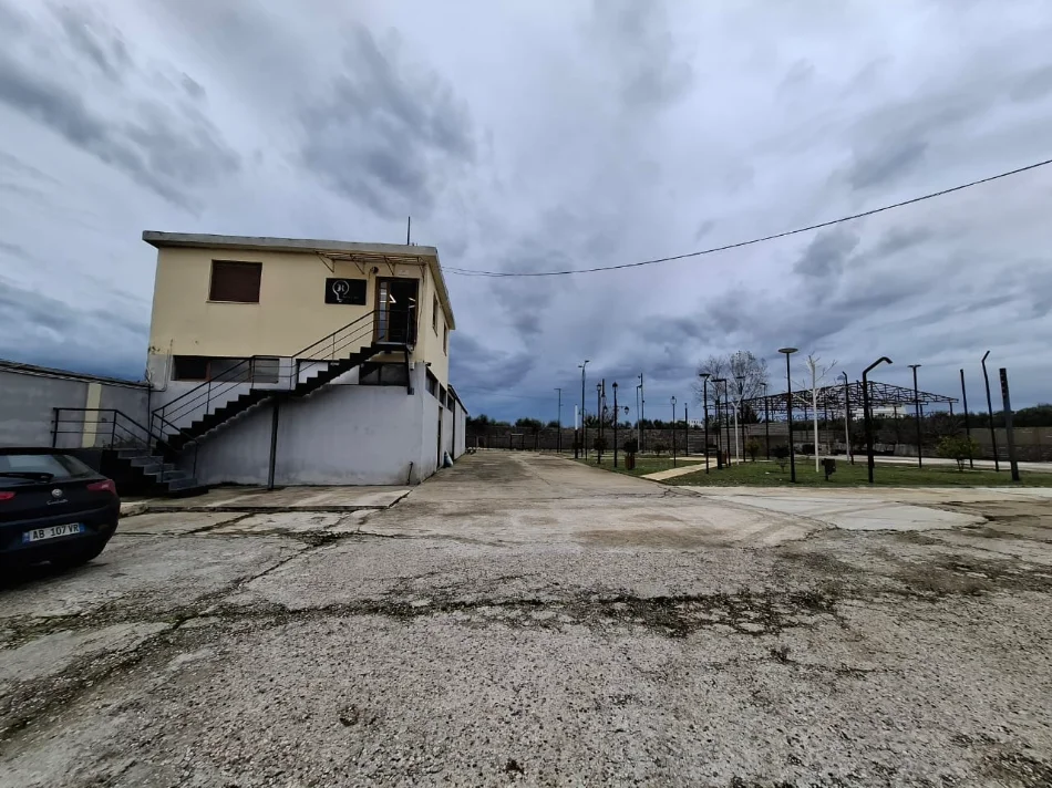 Vlore, shitet magazine Kati 0, 7.000 m² 500.000 € (Novosele, Vlore)
