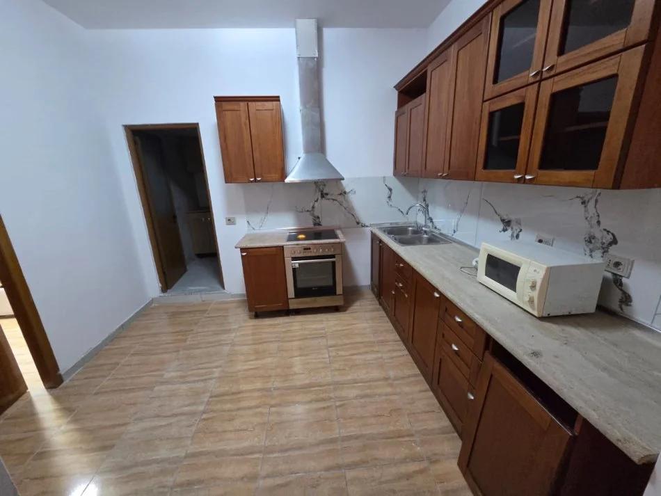 Tirane, jepet me qera shtepi 2+1 Kati 1, 90 m² 400 € (Jordan Misja)