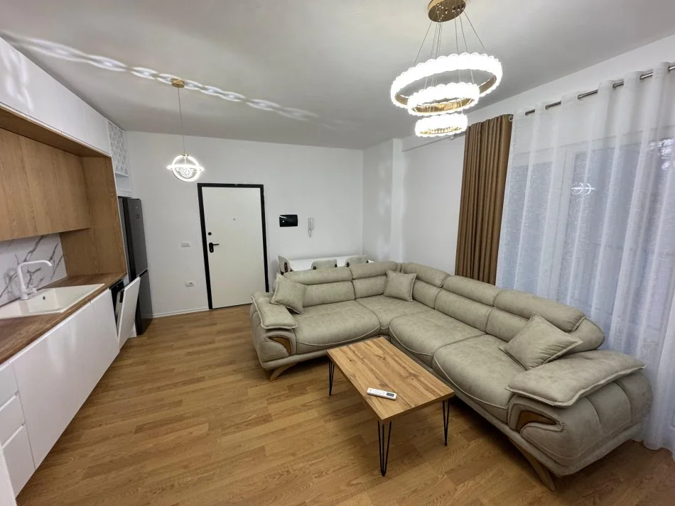 Tirane, jepet me qera apartament 1+1 Kati 6, 650 €
