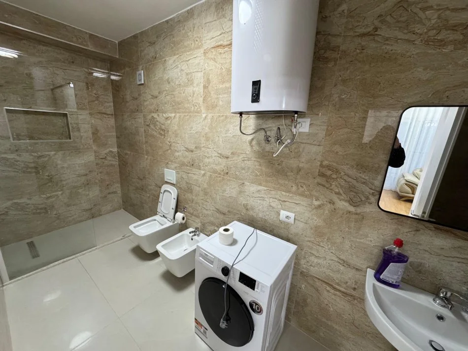 Tirane, jepet me qera apartament 1+1 Kati 6, 650 €