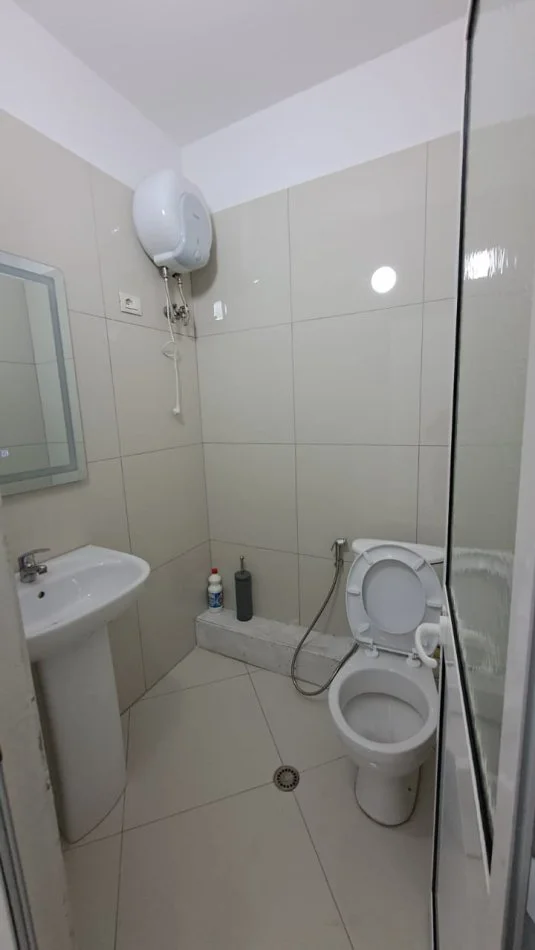 Tirane, jepet me qera ambjent biznesi , 161 m² 2.009 € (Astir)
