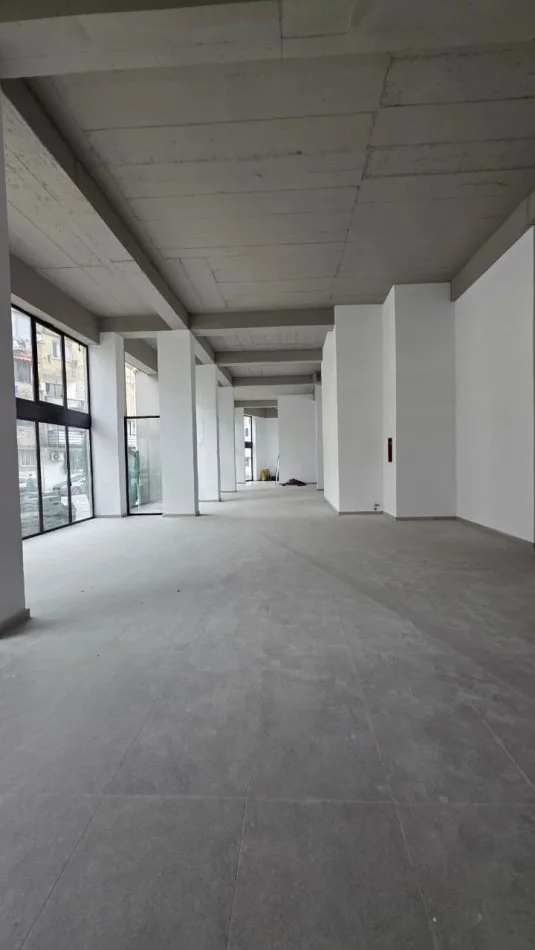 Tirane, jepet me qera ambjent biznesi Kati 0, 500 m² 5.000 € (rruga Arkitekt SInani)