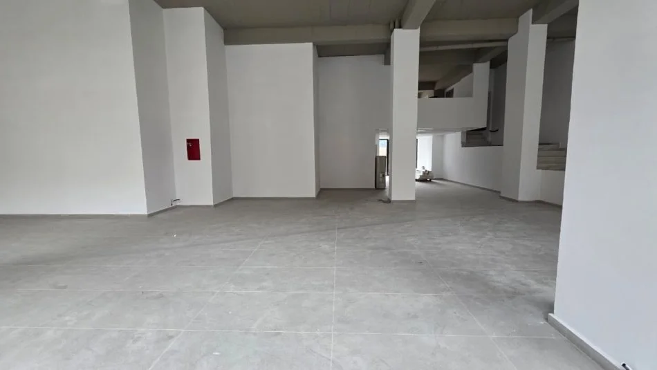 Tirane, jepet me qera ambjent biznesi Kati 0, 500 m² 5.000 € (rruga Arkitekt SInani)