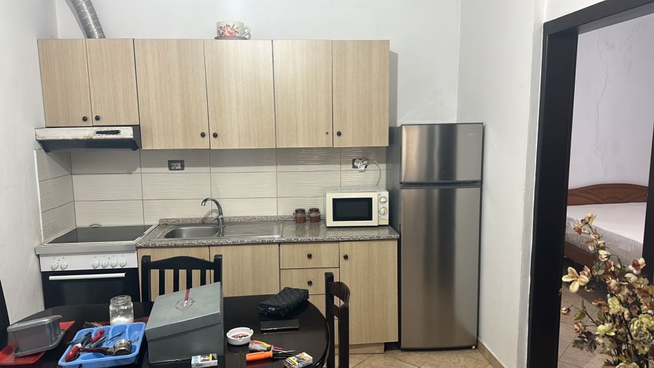 Tirane, jepet me qera apartament 2+1 Kati 2, 70 m² 350 € (Ne fund te rruges 5 Maji)