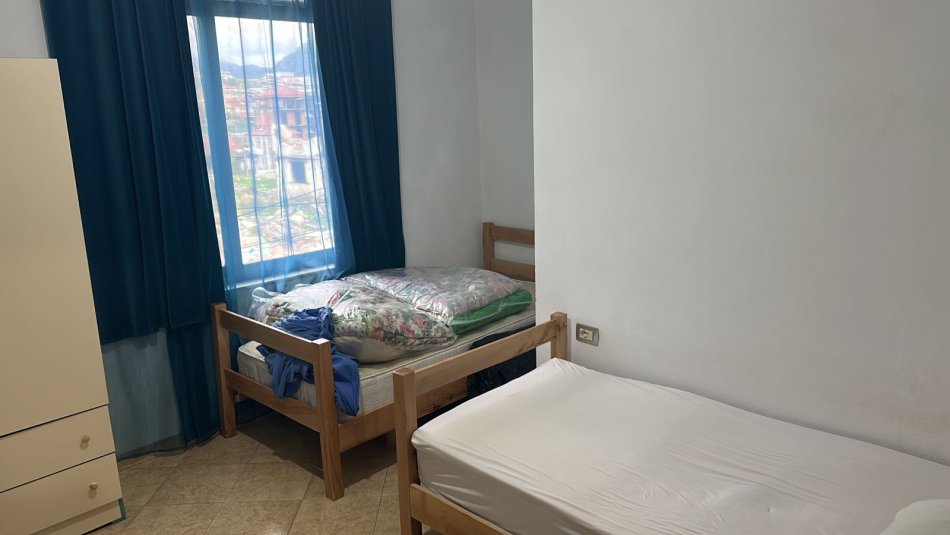 Tirane, jepet me qera apartament 2+1 Kati 2, 70 m² 350 € (Ne fund te rruges 5 Maji)