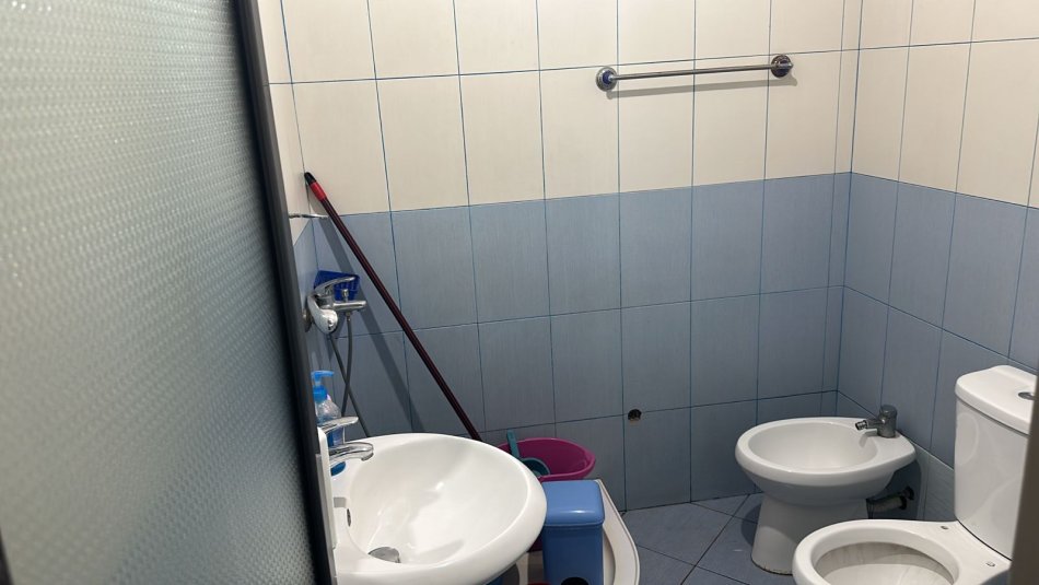 Tirane, jepet me qera apartament 2+1 Kati 2, 70 m² 350 € (Ne fund te rruges 5 Maji)