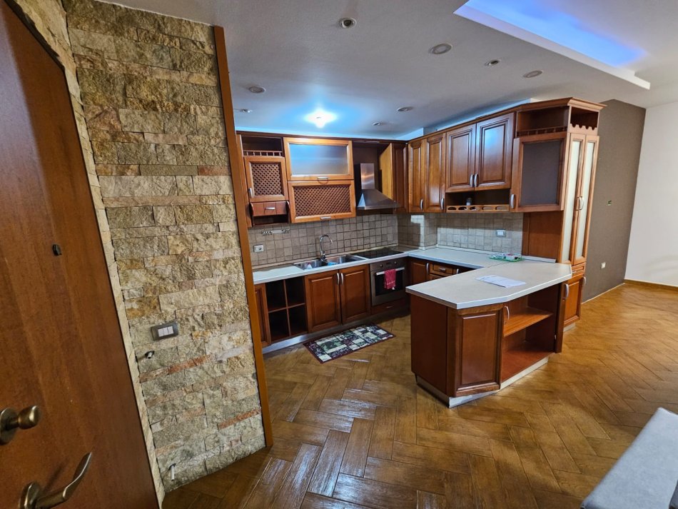 Tirane, jepet me qera apartament 3+1+Ballkon Kati 3, 126 m² 700 € (Zogu i Zi, Rruga Dritan Hoxha)