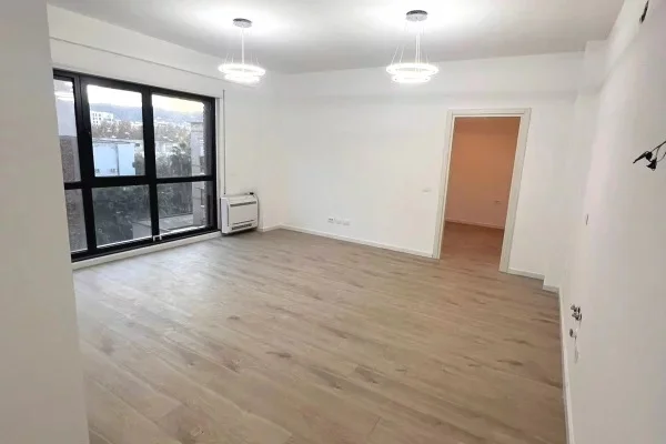 Tirane, jepet me qera zyre , 76 m² 
