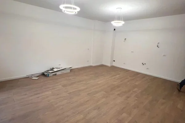 Tirane, jepet me qera zyre , 76 m² 