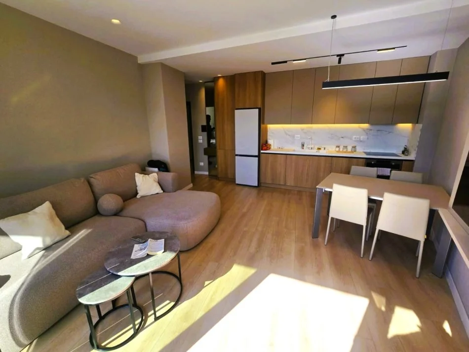 Tirane, jepet me qera apartament 1+1+Ballkon Kati 9, 71 m² 1.100 € (RRUGA E “KOSOVAREVE”, PRANE LIQENIT ARTIFICIAL)