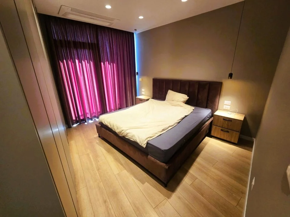 Tirane, jepet me qera apartament 1+1+Ballkon Kati 9, 71 m² 1.100 € (RRUGA E “KOSOVAREVE”, PRANE LIQENIT ARTIFICIAL)