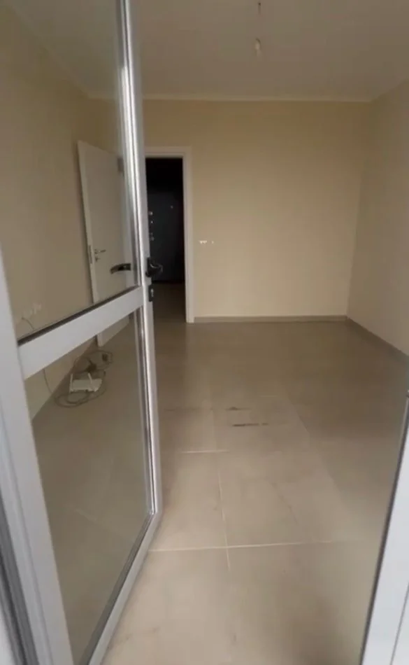 Tirane, jepet me qera apartament 1+1+Ballkon Kati 4, 65 m² 350 € (5 Maji (Pallatet e Fundit))