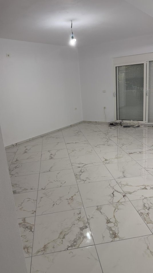 Tirane, jepet me qera apartament 2+1 Kati 1, 117 m² 400 € (Shkolla e Bashkuar)