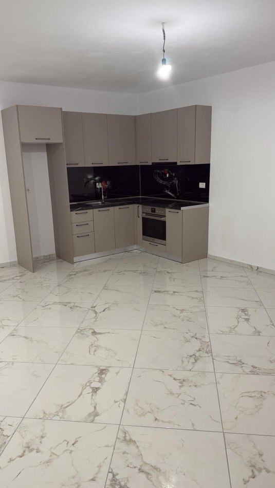 Tirane, jepet me qera apartament 2+1 Kati 1, 117 m² 400 € (Shkolla e Bashkuar)