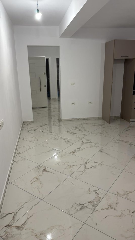 Tirane, jepet me qera apartament 2+1 Kati 1, 117 m² 400 € (Shkolla e Bashkuar)