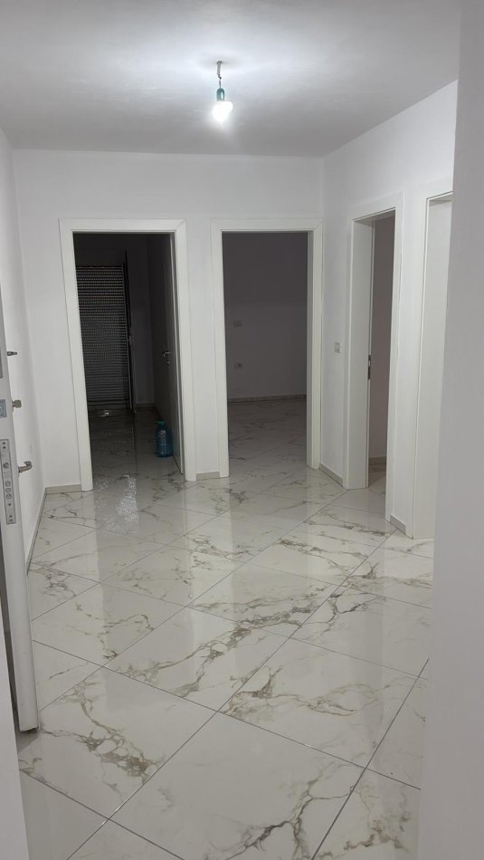 Tirane, jepet me qera apartament 2+1 Kati 1, 117 m² 400 € (Shkolla e Bashkuar)