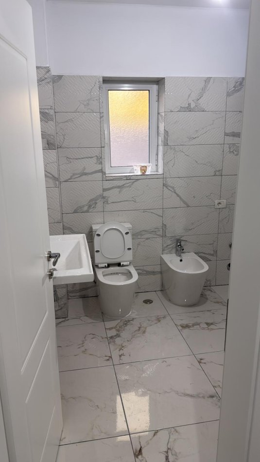 Tirane, jepet me qera apartament 2+1 Kati 1, 117 m² 400 € (Shkolla e Bashkuar)