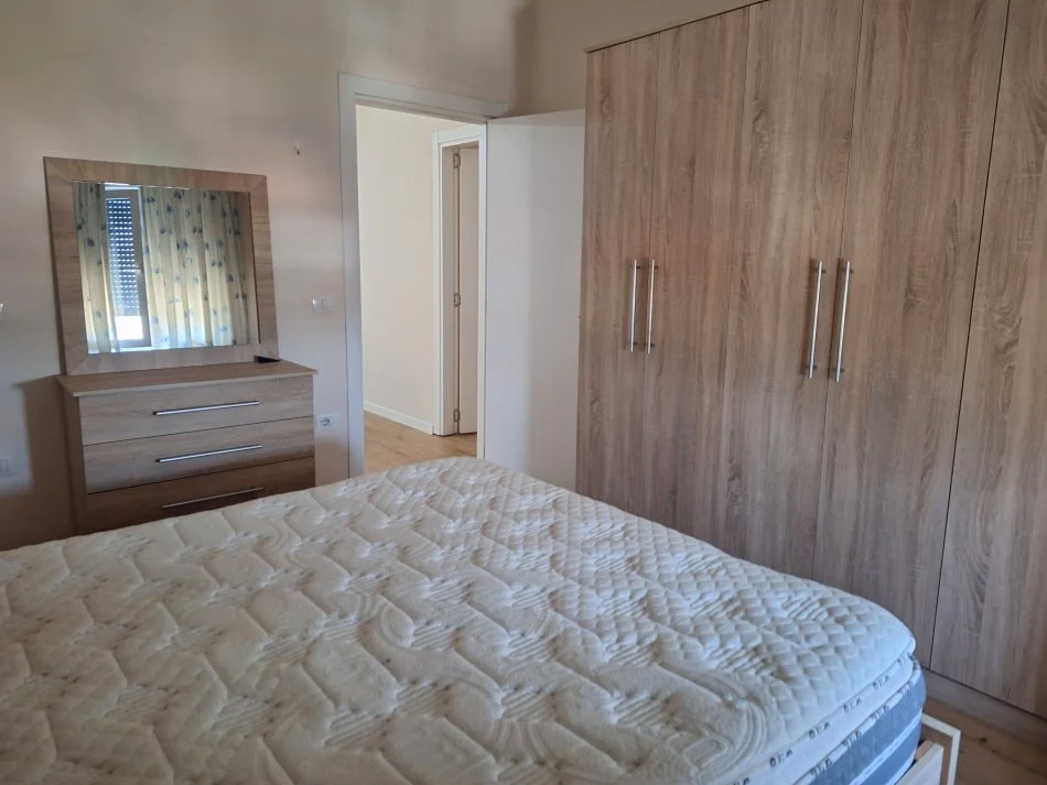 Tirane, jepet me qera apartament 2+1 Kati 4, 90 m² 550 € (Prane Shkolles se Bashkuar)