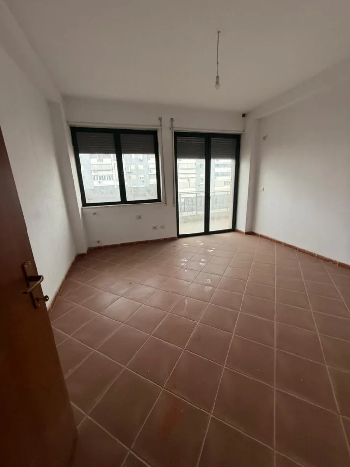 Tirane, shitet apartament 2+1+Ballkon , 124 m² 230.009 € (Mbikalimi i Kristalit, Komuna e Parisit)