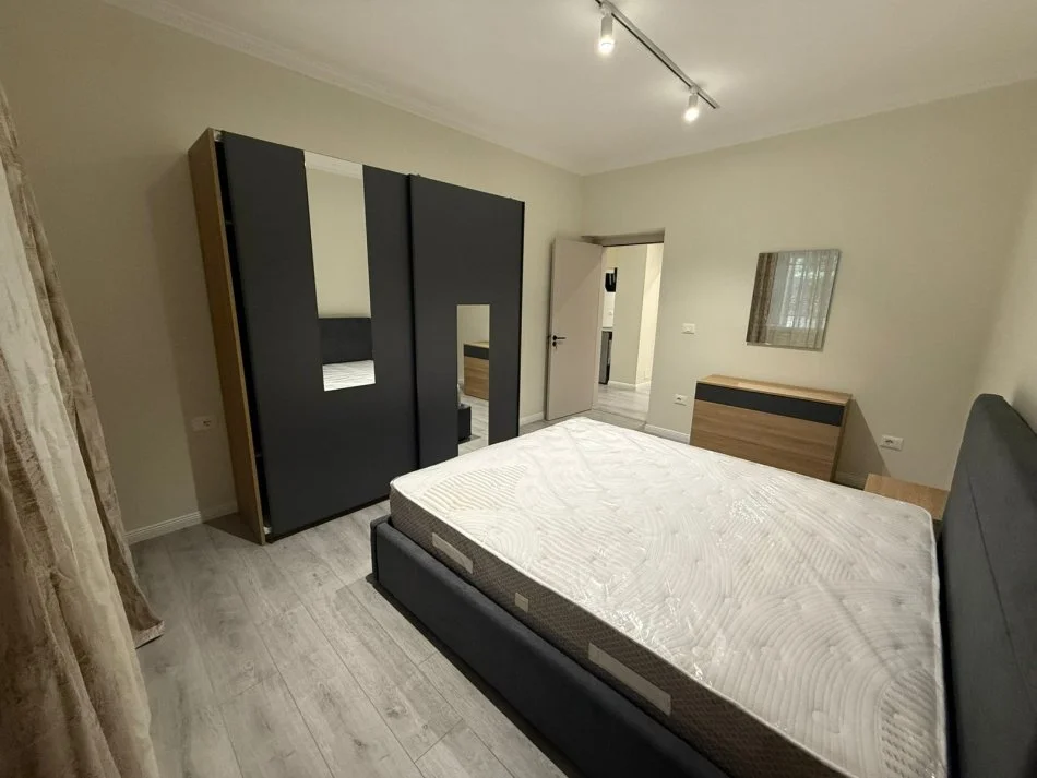 Tirane, jepet me qera apartament 2+1 Kati 1, 80 m² 850 € (Bllok, Rruga “Lidhja e Prizrenit”)