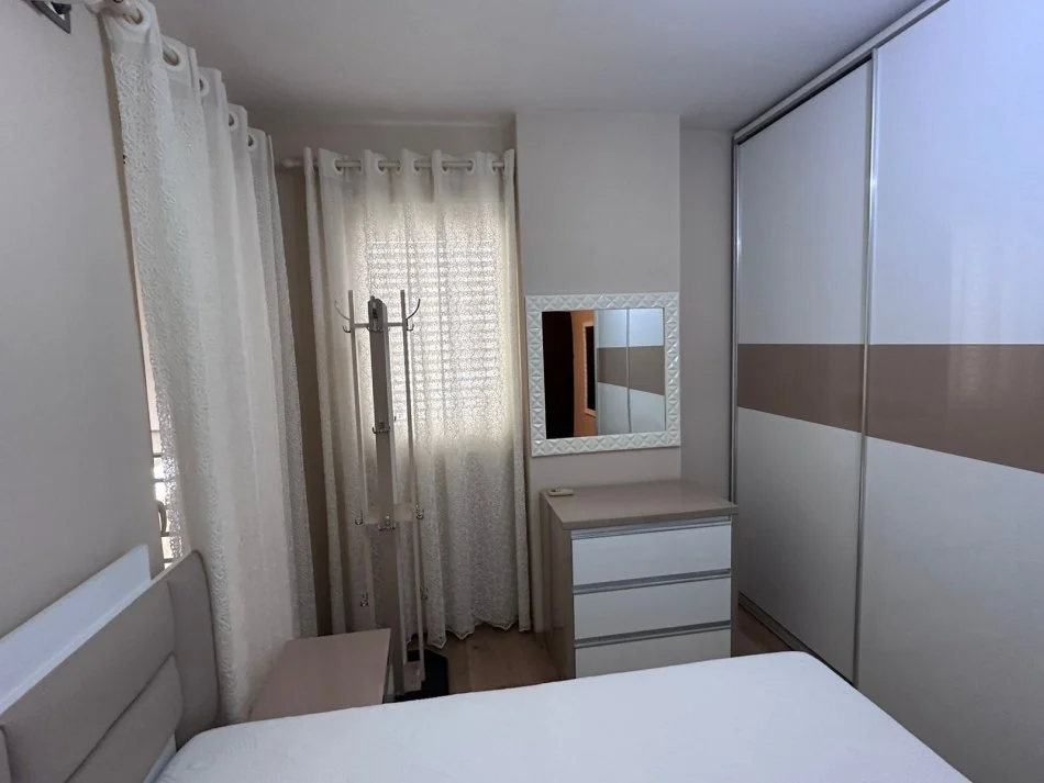 Tirane, jepet me qera 1+1 Kati 2, 65 m² 400 € (Pranë rrethit të Yzberishtit)