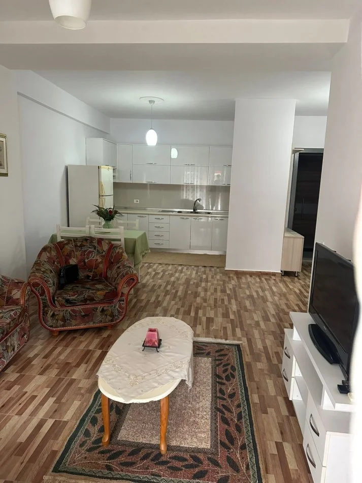 Tirane, jepet me qera apartament 1+1 Kati 2, 65 m² 450 € (Perballe Spitalit, amerikan, Kompleksi Golden Park)