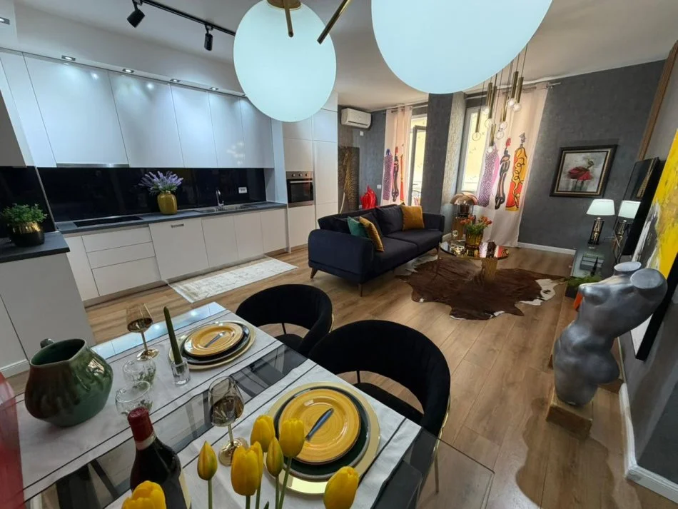 Tirane, shitet apartament 1+1 Kati 6, 77 m² 