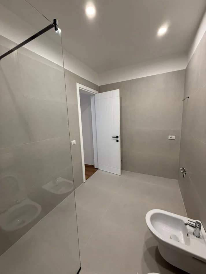 Tirane, shitet apartament 2+1+Ballkon , 119 m² 330.009 € (Liqeni i Thatë)