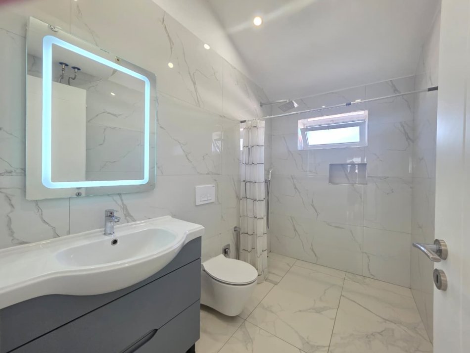 Me Qira: Apartament 2+1 (+ Super Verande & 1 Post Parkimi ✨️) Rrethrrotullimi Shkoze📍 (3 min nga rrethi🔥)  500€/muaj