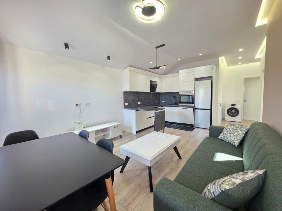 Me Qira: Apartament 2+1 (+ Super Verande & 1 Post Parkimi ✨️) Rrethrrotullimi Shkoze📍 (3 min nga rrethi🔥)  500€/muaj