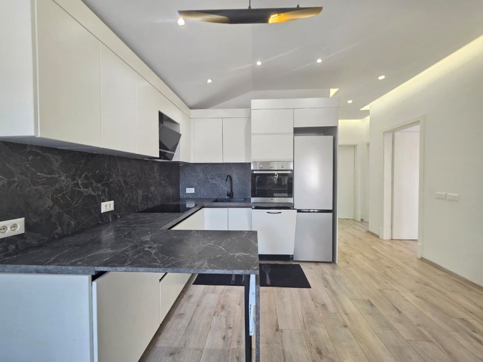 Me Qira: Apartament 2+1 (+ Super Verande & 1 Post Parkimi ✨️) Rrethrrotullimi Shkoze📍 (3 min nga rrethi🔥)  500€/muaj