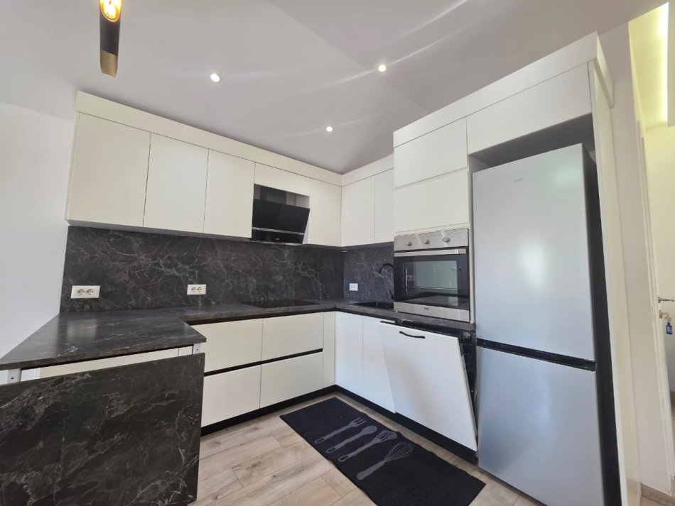 Me Qira: Apartament 2+1 (+ Super Verande & 1 Post Parkimi ✨️) Rrethrrotullimi Shkoze📍 (3 min nga rrethi🔥)  500€/muaj