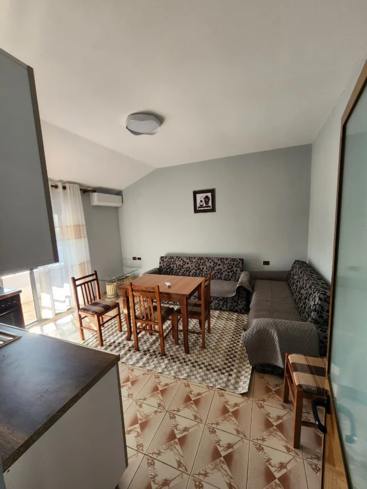 Tirane, jepet me qera Vile 2+1 Kati 4, 90 m² 450 € (Laprake)