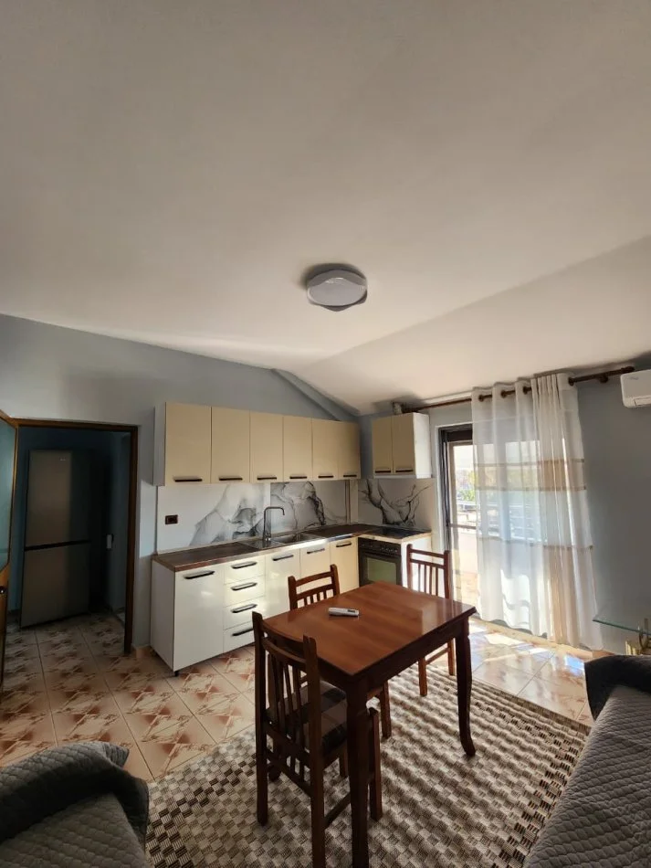 Tirane, jepet me qera Vile 2+1 Kati 4, 90 m² 450 € (Laprake)