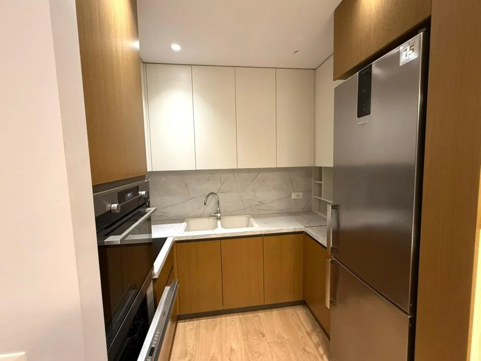 Tirane, jepet me qera apartament 2+1+Aneks+Ballkon Kati 4, 1.200 € (Liqeni thate)Te Radissoni