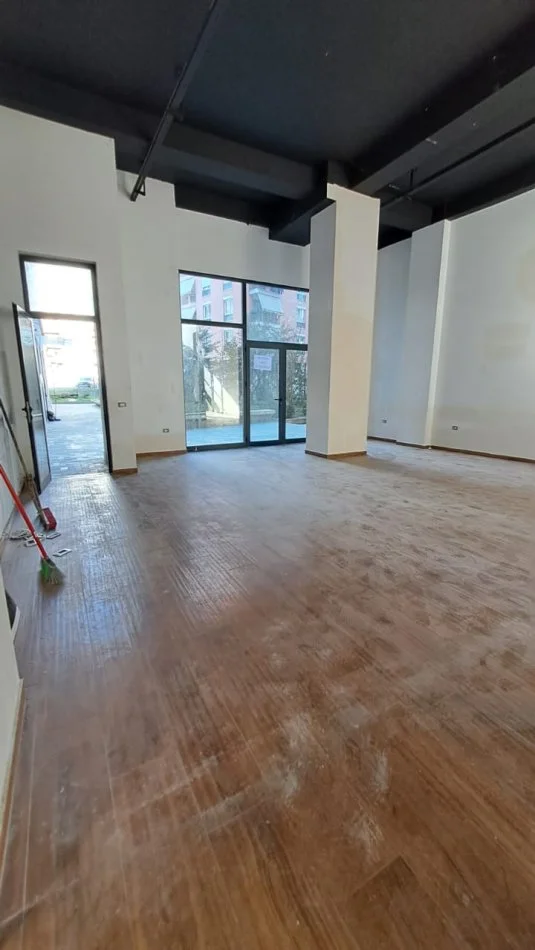 Tirane, jepet me qera dyqan Kati 0, 150 m² 1.500 € 