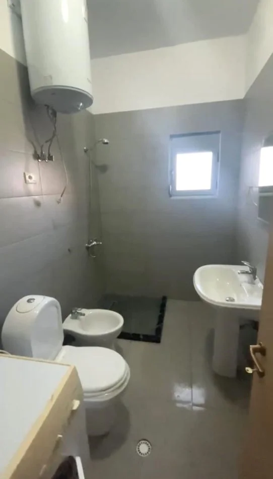 Jepet me Qira Apartament 1+1 i Mobiluar tek Liqeni i Thate ne Rrugen Peti,  500 €URO