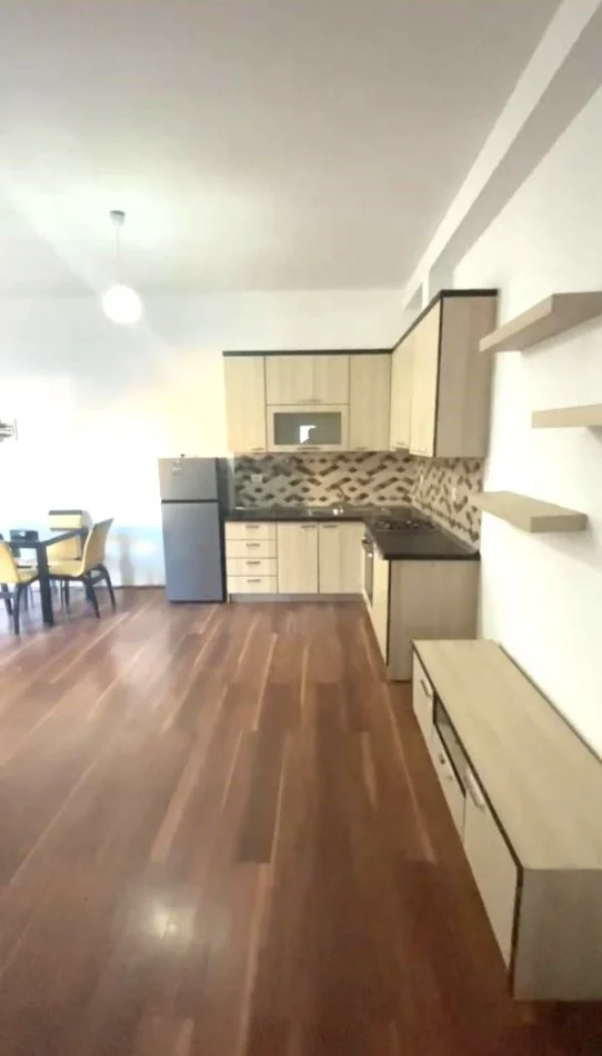 Jepet me Qira Apartament 1+1 i Mobiluar tek Liqeni i Thate ne Rrugen Peti,  500 €URO