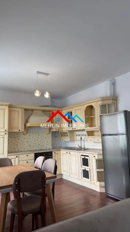 Tirane, jepet me qera apartament 1+1+Ballkon Kati 5, 100 m² 700 € (Rruga Bill Klinton)