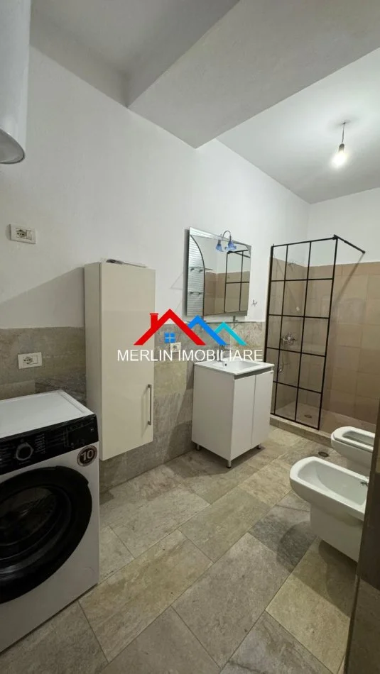 Tirane, jepet me qera apartament 1+1+Ballkon Kati 5, 100 m² 700 € (Rruga Bill Klinton)