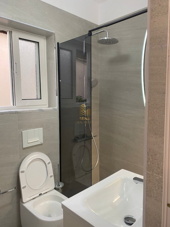 Tirane, jepet me qera apartament 1+1 Kati 1, 65 m² 400 € (Laprake)