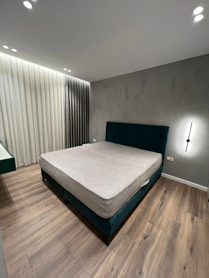 Tirane, jepet me qera apartament 2+1 Kati 7, 700 € (Ish Fusha e Aviacionit)