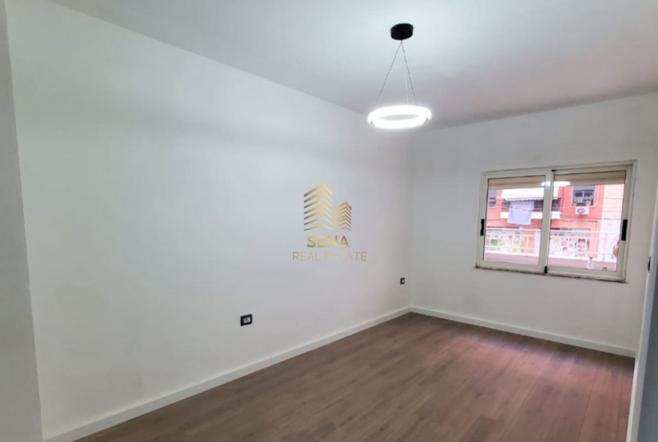 Tirane, shitet apartament 1+1+Ballkon Kati 2, 77 m² 190.000 € (Komuna, Rruga Skender Luarasi)