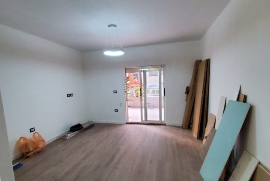Tirane, shitet apartament 1+1+Ballkon Kati 2, 77 m² 190.000 € (Komuna, Rruga Skender Luarasi)
