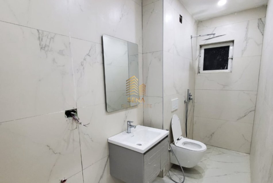Tirane, shitet apartament 1+1+Ballkon Kati 2, 77 m² 190.000 € (Komuna, Rruga Skender Luarasi)